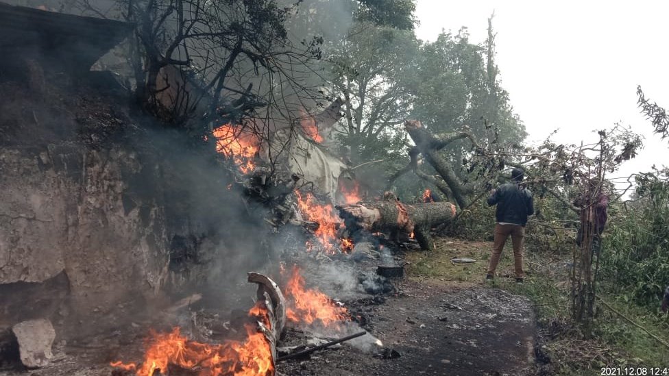 கருப்புப்பெட்டியை கண்டெடுத்த ஐஏஎஃப் குழுவினர் கருப்புப்பெட்டியை கண்டெடுத்த ஐஏஎஃப் குழுவினர்
