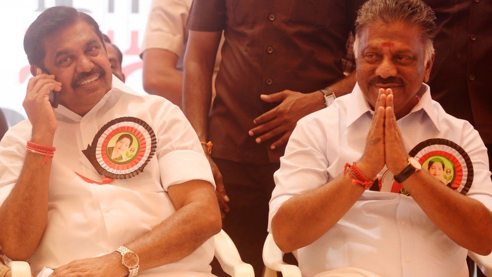 மேடையிலிருந்து வெளியேற்றம் 