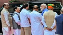 కొద్దిసేపు మాట్లాడుకున్న రాహుల్ గాంధీ, ప్రధాని మోదీ.. వీడియో వైరల్