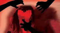 రైలు ఆపి ఘోరం: యువతిని పొదల్లోకి ఈడ్చుకెళ్లి గ్యాంగ్‌రేప్!