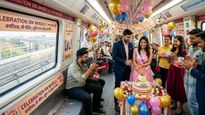 మెట్రోలో ఫోటో షూట్స్.. సెలబ్రేషన్ ఆన్ వీల్స్.. ఎక్కడంటే!