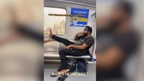 Viral video: ఛీ.. ఛీ.. ఇదేం పని.. హైదరాబాద్ మెట్రోలో..