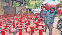 LPG పై కేంద్ర ప్రభుత్వం సంచలనం.. వారికి బిగ్ షాక్..!