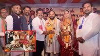 సామూహిక వివాహ వేదికపై ఎమ్మెల్యే పెళ్లి.. ఎడ్లబండిపై  ఊరేగింపు (వీడియో)