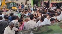 ఉండవల్లిలో వైసీపీ నేతల పై కోడిగుడ్లతో దాడి, రాళ్ల దాడిలో కార్లు ధ్వంసం..!!