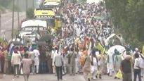 ముట్టడిలో ఢిల్లీ: వేలాదిగా తరలిన రైతన్నలు- సరిహద్దులు క్లోజ్: అటు కాక్రోచ్ ర్యాలీ