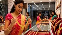 నేల కూలుతున్న బంగారం ధరలు.. !!