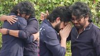 తండ్రి కాళ్లపై పడ్డ అఖిల్: ఏడ్చేసిన నాగార్జున