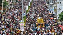  వైభవంగా గిరి ప్రదక్షిణ, భారీ జనసందోహం - భక్తుల పాదాలకు మర్దనా సేవ..!!