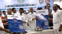 తెలంగాణ ప్రభుత్వ ఉద్యోగులకు అద్దిరిపోయే వార్త: క్యాష్ లెస్: కార్డులు పంపిణీ