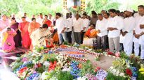 విజయమ్మతో కలిసి వైఎస్సార్ కు జగన్ నివాళి..!!