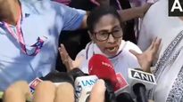 ఇంతింత బండరాళ్లు నా కారుపై విసిరేశారు: నా తల పగిలిపోయేది: మమత బెనర్జీ ఆందోళన