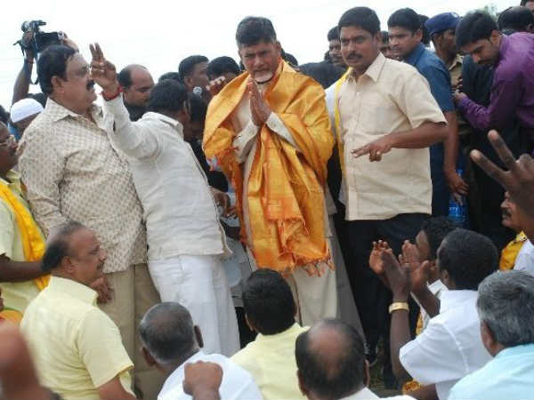 బాబుకు పోటీ యాత్ర