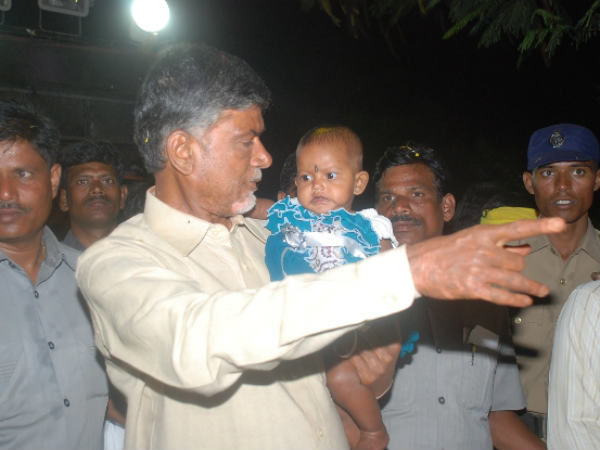 బాబు: వేషాలు మార్చెను, ప్రజలతో కలిసేన్