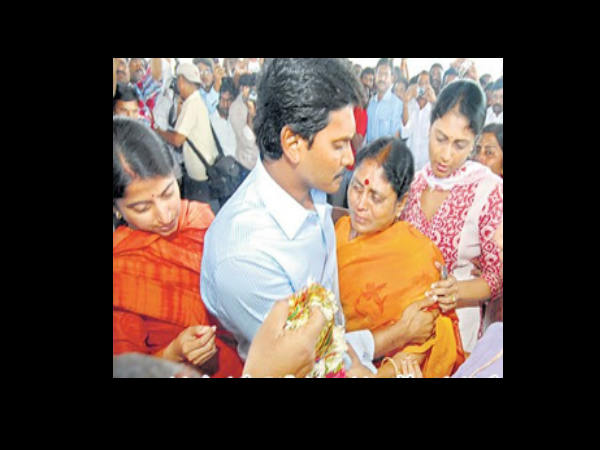 షర్మిల: తల్లి చాటు బిడ్డ నుంచి...