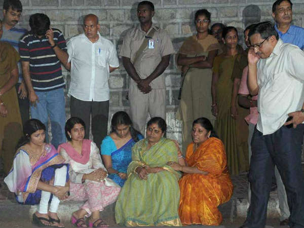 షర్మిల: తల్లి చాటు బిడ్డ నుంచి...