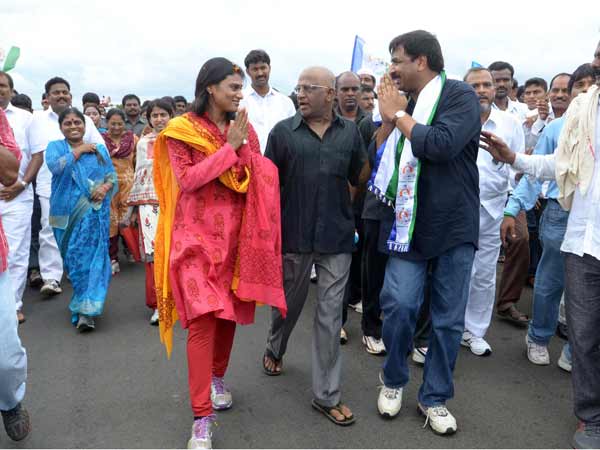 షర్మిల పాదయాత్ర: వైయస్ స్టయిల్లోనా..