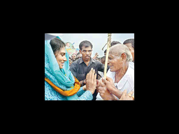 షర్మిల పాదయాత్ర: వైయస్ స్టయిల్లోనా..