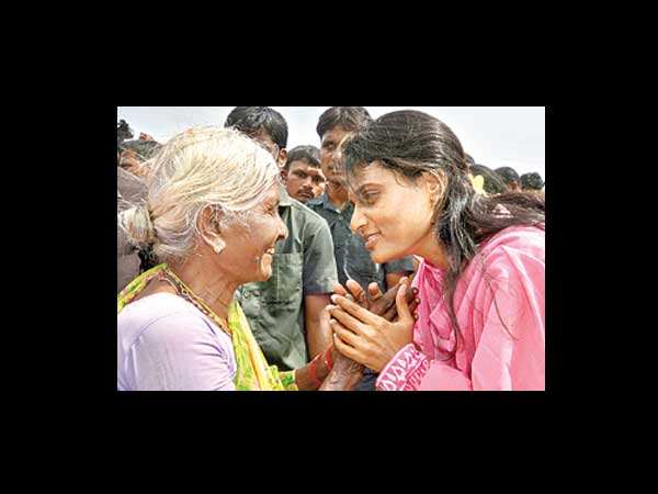 షర్మిల పాదయాత్ర: వైయస్ స్టయిల్లోనా..