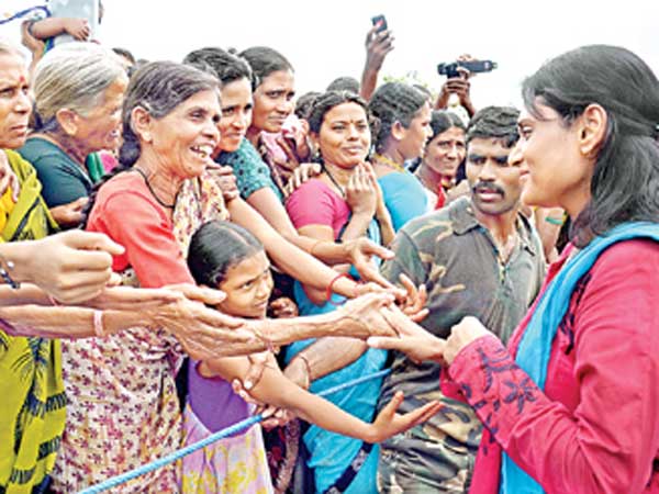 షర్మిల పాదయాత్ర: వైయస్ స్టయిల్లోనా..