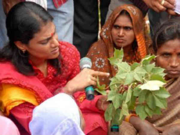 షర్మిల పాదయాత్ర: జగనన్న కోసం.. మమేకవుతూ..