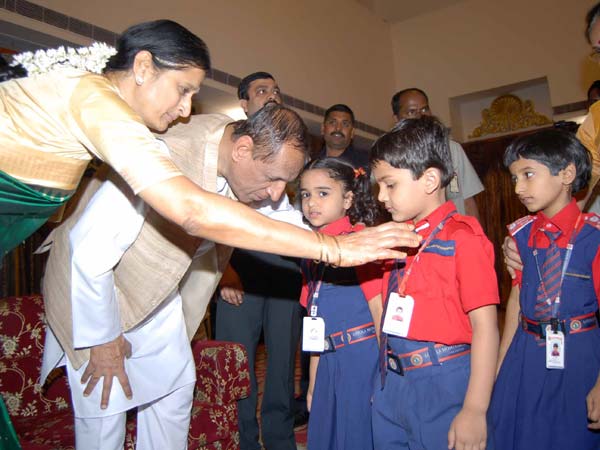 చాచా నెహ్రూ జయంతి: పిల్లలతో పెద్దలు