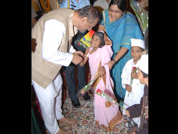 చాచా నెహ్రూ జయంతి: పిల్లలతో పెద్దలు