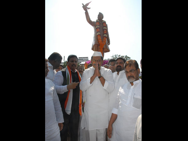 చాచా నెహ్రూ జయంతి: పిల్లలతో పెద్దలు