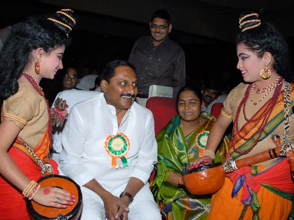 చాచా నెహ్రూ జయంతి: పిల్లలతో పెద్దలు