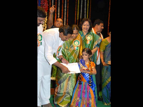 చాచా నెహ్రూ జయంతి: పిల్లలతో పెద్దలు