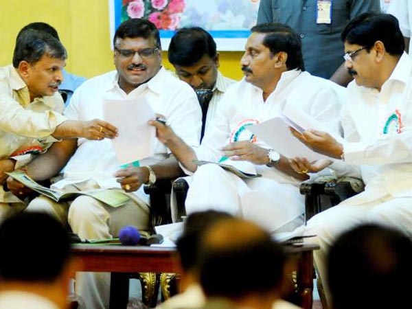 ఒక్కడినే: కిరణ్ మొండిగా వెళ్తున్నారా?