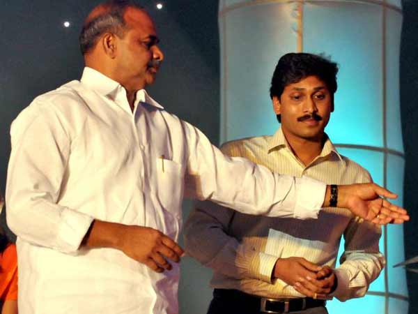 జగన్ కోసం ఆ మూడు: 'ఫిలిమ్' సపోర్ట్!