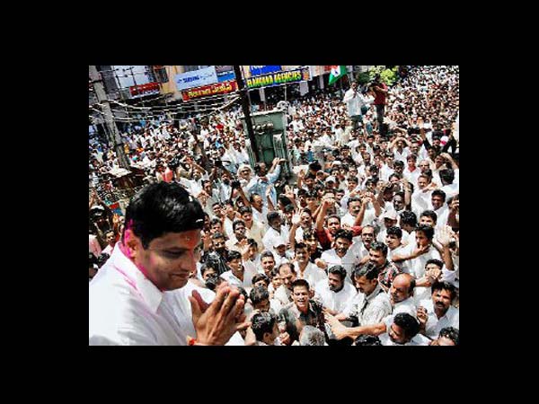 విభజించి పాలించు: బాబుతో జగన్ గేమ్