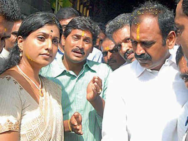 జగన్‌కు రోజా దూరం: ఎక్కడా ఇమడలేరా?