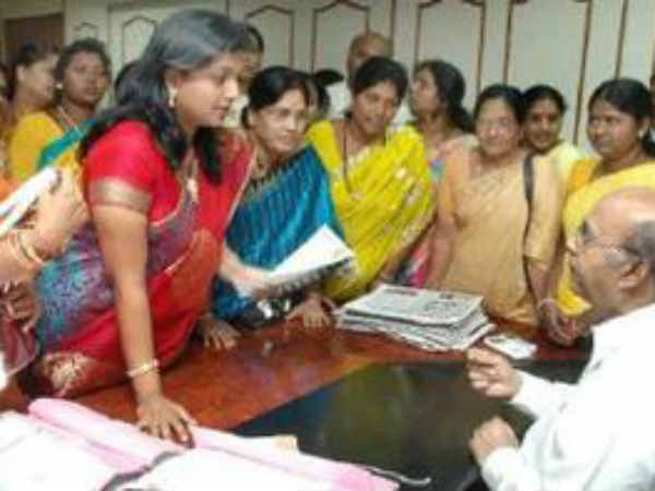 జగన్‌కు రోజా దూరం: ఎక్కడా ఇమడలేరా?