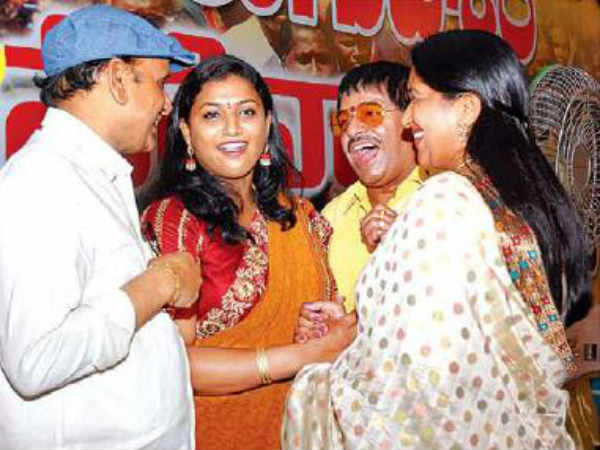 జగన్‌కు రోజా దూరం: ఎక్కడా ఇమడలేరా?