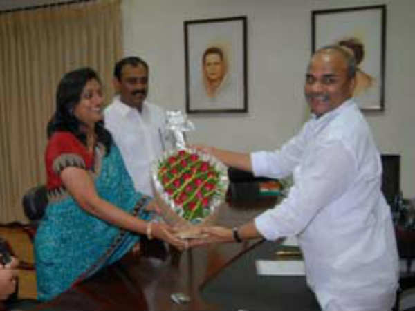  జగన్‌కు రోజా దూరం: ఎక్కడా ఇమడలేరా?