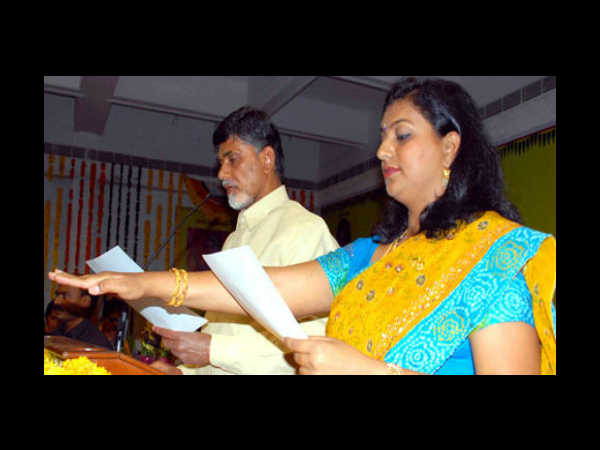  జగన్‌కు రోజా దూరం: ఎక్కడా ఇమడలేరా?