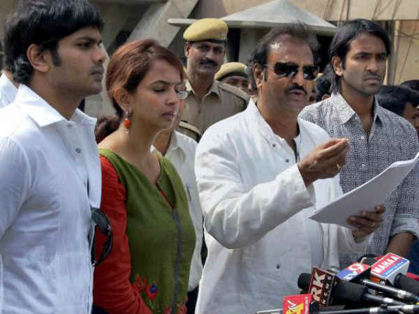 మోహన్‌‍బాబు ఫ్యామిలీకి జగన్ టిక్కెట్: ఓ హీరోకూ?