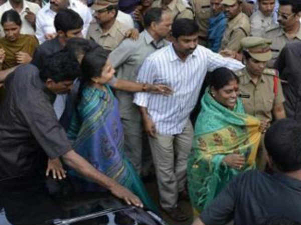 ప్లకార్డ్: జగన్ ఫ్యామిలీకి 'తెలంగాణ' దెబ్బ, వీరికీ