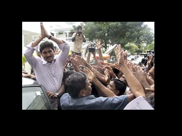 పిక్చర్స్: జగన్ పార్టీ క్రౌడ్ పుల్లర్స్ పిక్చర్స్: జగన్ పార్టీ క్రౌడ్ పుల్లర్స్