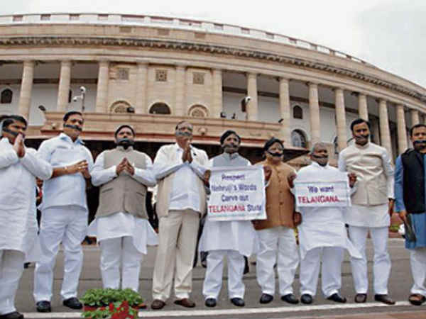 ఏం చెప్పాయి, ఏం చెప్తాయి?: జగన్‌కు చిక్కు చిరు సేఫ్