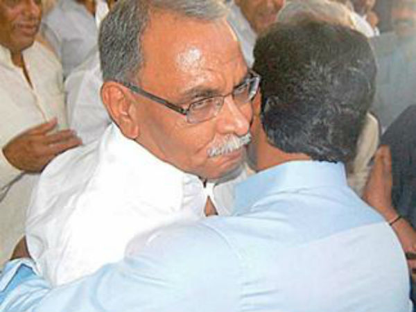 పిక్చర్స్: అప్పుడు అంతా కెవిపినే, ఇప్పుడు స్ట్రగుల్