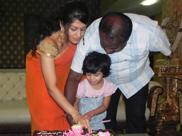పిక్చర్స్: రాధికతో కుమారస్వామి బర్త్‌డే వేడుక