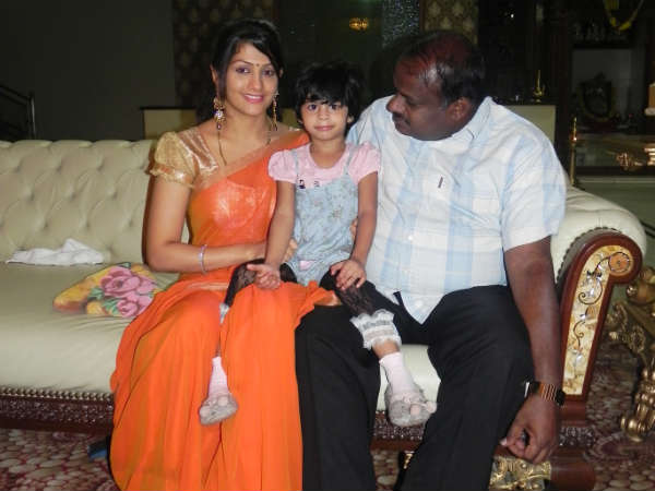 పిక్చర్స్: రాధికతో కుమారస్వామి బర్త్‌డే వేడుక