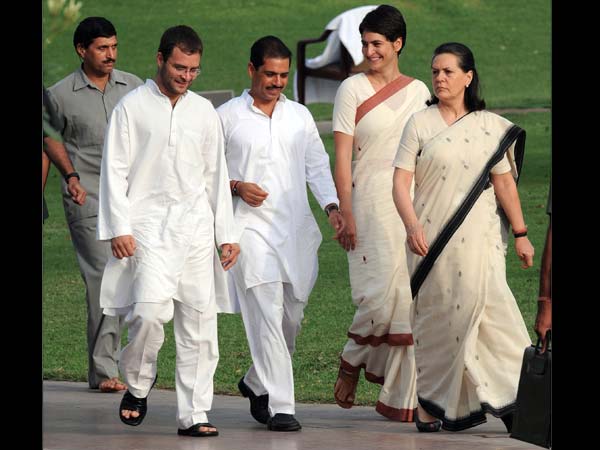 ఎక్స్‌పీరియన్స్‌తో మోడీ: ఛాన్స్‌తో రాహుల్