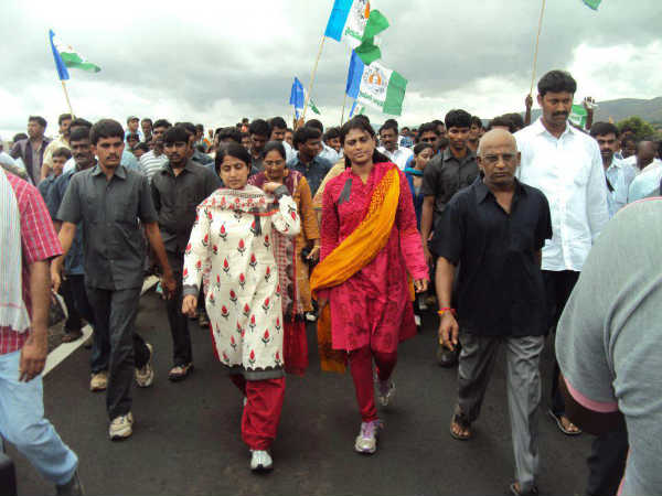  ఆపరేషన్: షర్మిల వర్సెస్ వైయస్ పాదయాత్ర