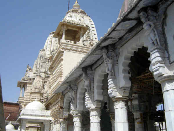 మోడీ గ్రామం: మోడర్న్ అండ్ హిస్టారికల్..