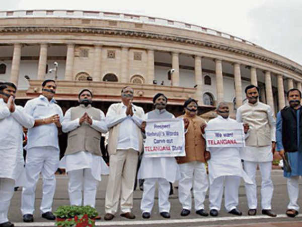  న్యూ ఇయర్‌లోకి మన నేతలు ఇలా ఎంటరయ్యారు!!!