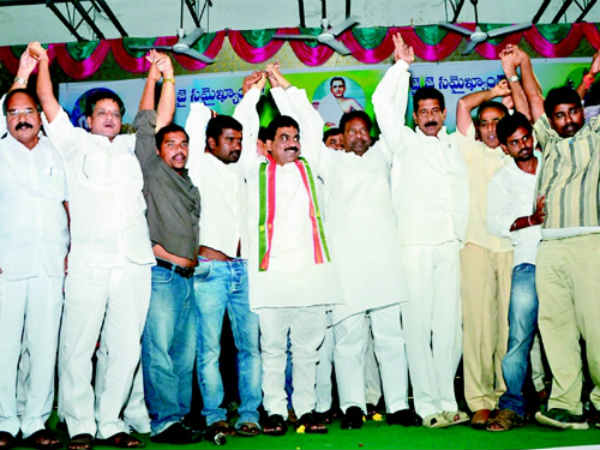 న్యూ ఇయర్‌లోకి మన నేతలు ఇలా ఎంటరయ్యారు!!!